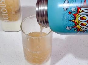 倒入奶冻杯中。