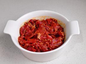 充分搅拌均匀，腌制15分钟。