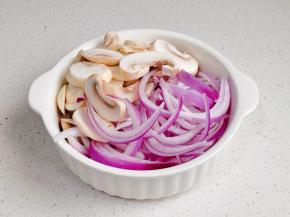 洋葱切丝、口蘑切片。