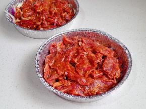 洋葱口蘑摆入锡纸碗中