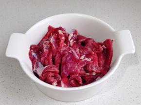 牛肉泡出血水擦干再切片。