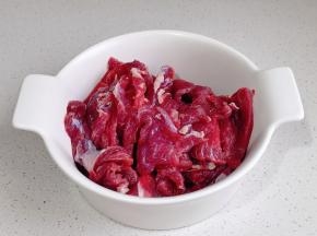 牛肉泡出血水擦干再切片。