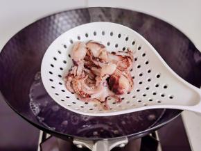 水烧开+料酒+鱿鱼仔煮沸捞出。