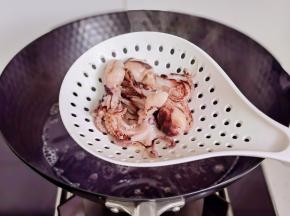 水烧开+料酒+鱿鱼仔煮沸捞出。