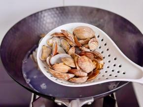花蛤煮至开口捞出。