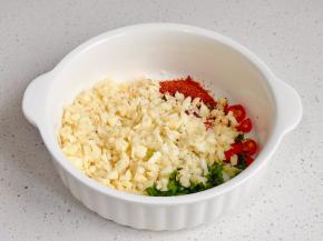 蒜末+葱花+辣椒粉+辣椒段。