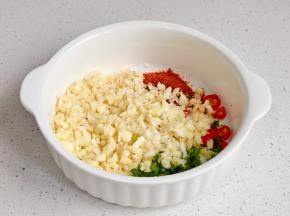 蒜末+葱花+辣椒粉+辣椒段。