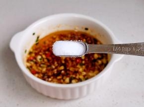 按个人口味加入盐搅匀。