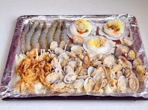 再摆入海鲜。