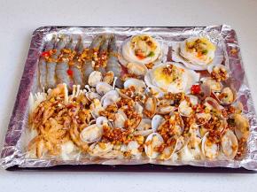 均匀淋上蒜蓉酱。