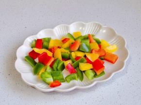 彩椒切小块。