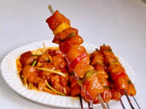 再用签子串起来，一块肉一块彩椒。