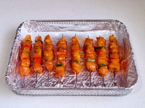 摆入烤网中。（烤网包锡纸）