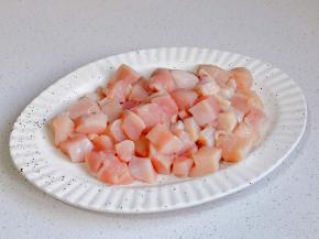 鸡胸肉洗净切小块。