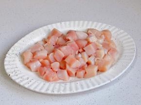 鸡胸肉洗净切小块。