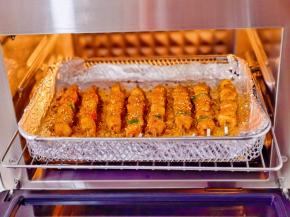 中途翻面撒烧烤料和芝麻。