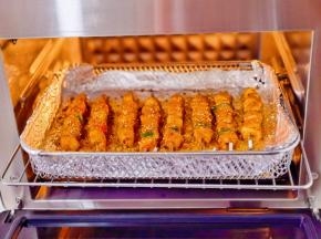 中途翻面撒烧烤料和芝麻。