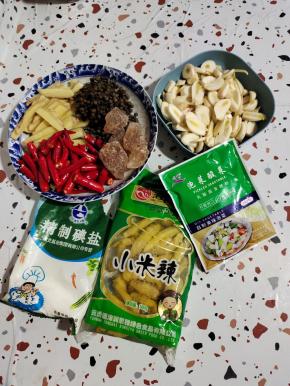 准备好所需的配料:
生姜一块切成片，新鲜花椒一大把，小米辣清洗干净晾干水分，从中间切断，冰糖4块，盐适量，泡椒一袋(500克)，蒜瓣2个剥皮切成片，泡菜专用乳酸菌3克！