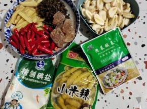 准备好所需的配料:
生姜一块切成片，新鲜花椒一大把，小米辣清洗干净晾干水分，从中间切断，冰糖4块，盐适量，泡椒一袋(500克)，蒜瓣2个剥皮切成片，泡菜专用乳酸菌3克！