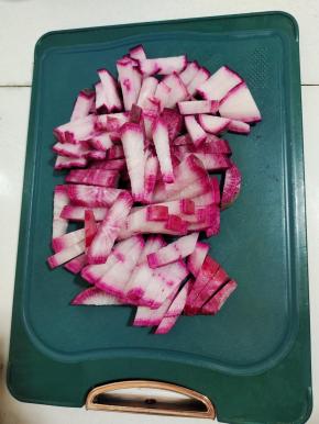 萝卜切成小块！(如果是那种小个头红皮萝卜也可以不用切，直接腌整个的！)