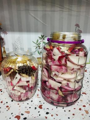 再把生姜，蒜瓣，小米辣，新鲜花椒，泡椒，冰糖，盐分别放入两个玻璃瓶里！