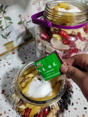 大玻璃瓶(10斤）里倒入2克(2袋)乳酸菌，小玻璃瓶(5斤）里倒入1克乳酸菌！