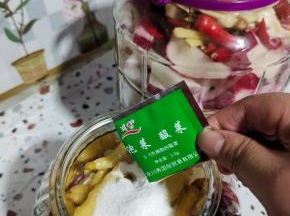 大玻璃瓶(10斤）里倒入2克(2袋)乳酸菌，小玻璃瓶(5斤）里倒入1克乳酸菌！