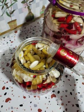 再滴几滴白酒，以免泡菜生花，还能提香杀菌！