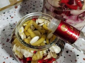 再滴几滴白酒，以免泡菜生花，还能提香杀菌！