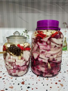 密封好，一个星期就可以吃到又酸又脆的萝卜泡菜了！泡菜吃完了可以继续加食材进去，再放入1克乳酸菌就可以了！(取泡菜的时候，切记筷子要干爽，无油无水哦！)