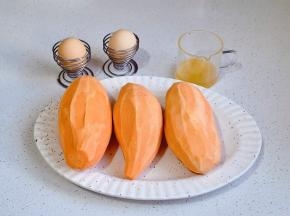 准备食材，红薯去皮。