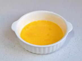 鸡蛋磕碗中打散。