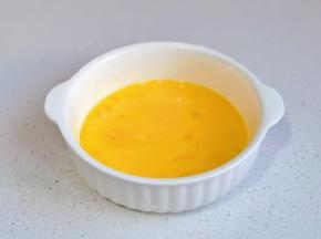 鸡蛋磕碗中打散。