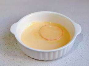 取一片红薯片裹满蛋液。