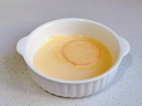 取一片红薯片裹满蛋液。