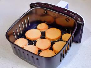 放入空气炸锅中。