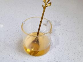 蜂蜜中加开水搅拌均匀。