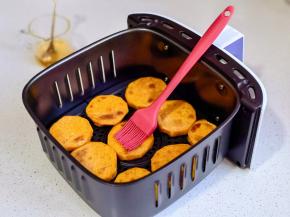 刷红薯片上再烤5分钟。