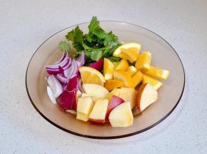 水果洋葱香菜洗净切好。