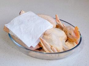 鸡清洗干净后擦干水分。