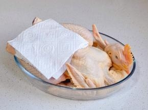 鸡清洗干净后擦干水分。