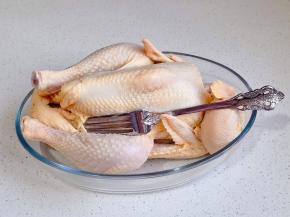 叉出不规则的孔。（便于腌制入味）