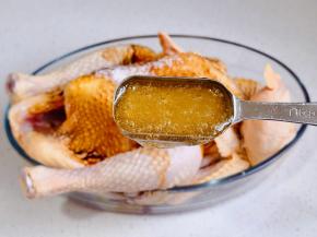 加入蜂蜜涂抹均匀。