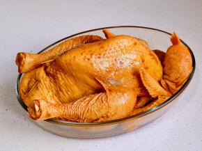 用牙签封上，腌制8小时。