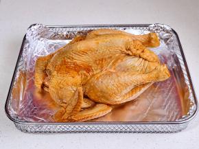 腌制好的鸡放在包好锡纸的烤网上。