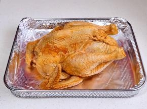 腌制好的鸡放在包好锡纸的烤网上。