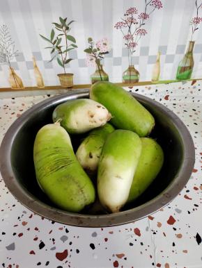 青头萝卜清洗干净，去掉头尾！