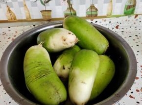 青头萝卜清洗干净，去掉头尾！