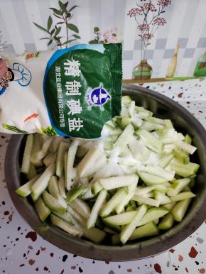 加入适量的盐！（比我们平时炒菜要稍微多一点的盐就可以了，不要放的太咸，发苦就不好吃了！）