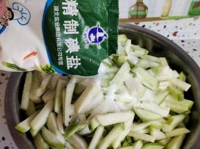 加入适量的盐！（比我们平时炒菜要稍微多一点的盐就可以了，不要放的太咸，发苦就不好吃了！）